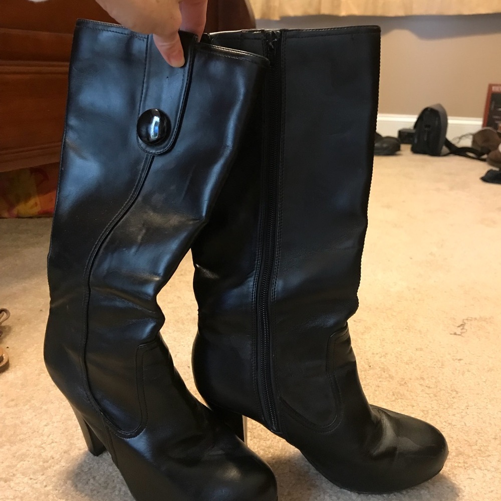 Tall black Boots with a heel.